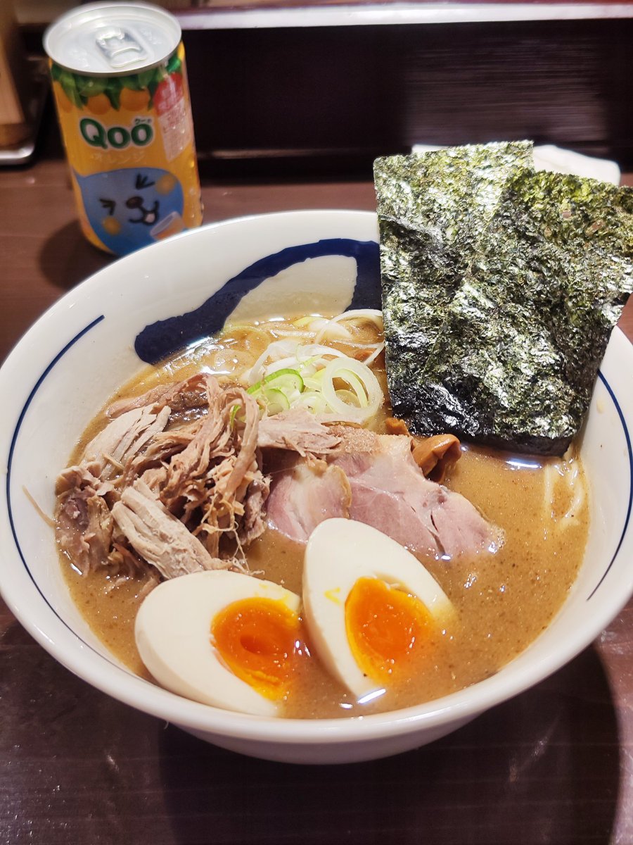 ouchihonmono's tweet photo. つじ田 神田末広町店　末広町
🍜濃厚豚崩らーめん
オープン2日目で来訪🍜
つじ田のつけ麺よりらーめんの方が好みなんだよな〜🥰
開店記念で飲み物もサービスしてくれるし、抽選会もやってて無料券当たったし
太っ腹なグループだ✨
初日はずっと行列だった🤭
#つじ田 #神田末広町店 #末広町 #つけ麺 https://t.co/9q6dP4WmCv