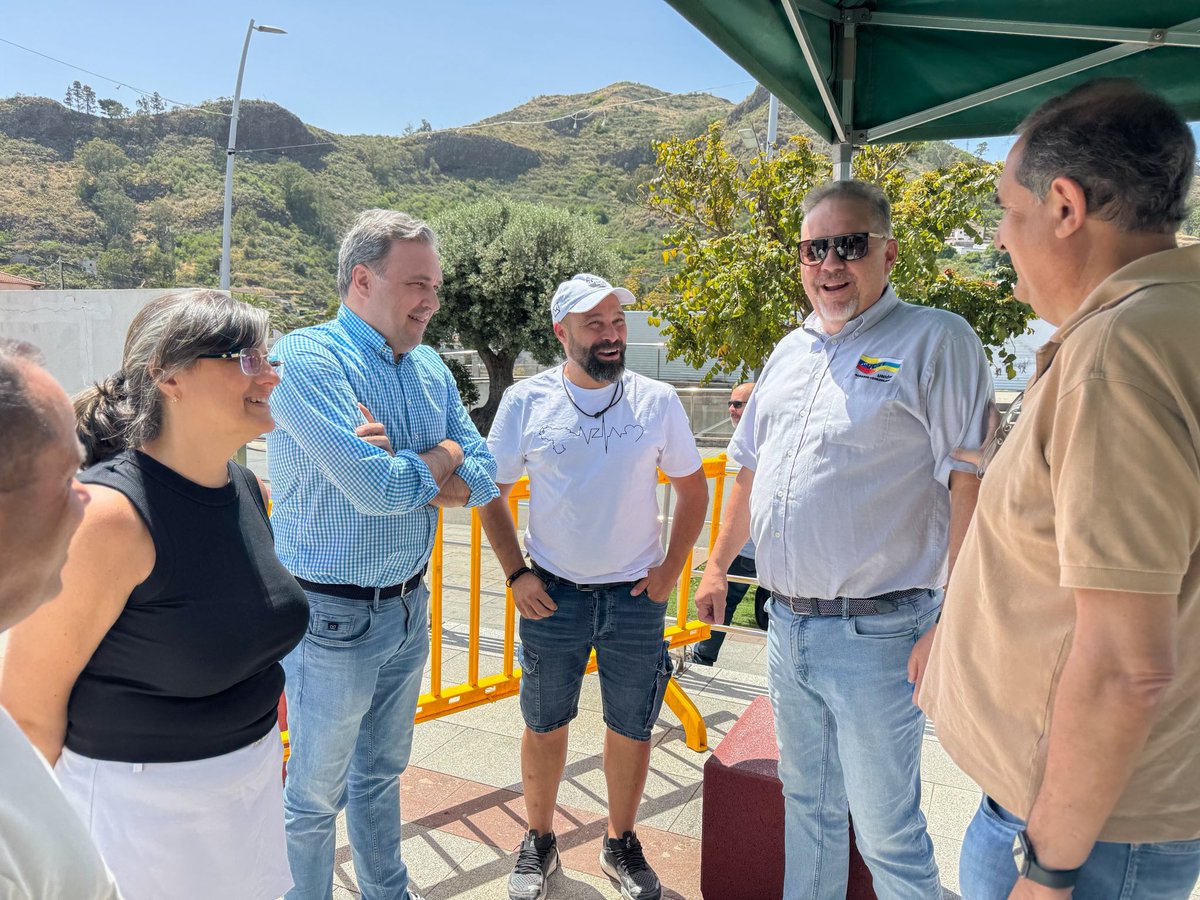🔵 Seguimos con nuestra agenda por los municipios de Gran Canaria.

👉🏻 Hoy en la Vega de San Mateo con nuestra presidenta local, María Isabel Rodríguez, visitamos la Feria de Productos de la Tierra con motivo del Día de Canarias. 

Además hemos apoyado el evento del Gran Arepazo