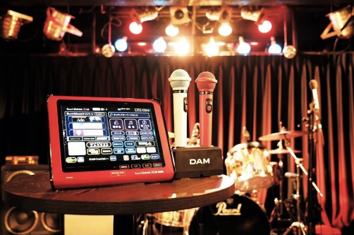 🪩カラオケBAR営業🪩

本日31日(土) 26:00まで営業中！

DAM歌い放題＆飲み放題 1.5h ¥3,000 
(延長1h ¥2,000)

ライブハウスでカラオケできるのはここだけ！！🍻

#badkneelab
#BAR 
#KARAOKE