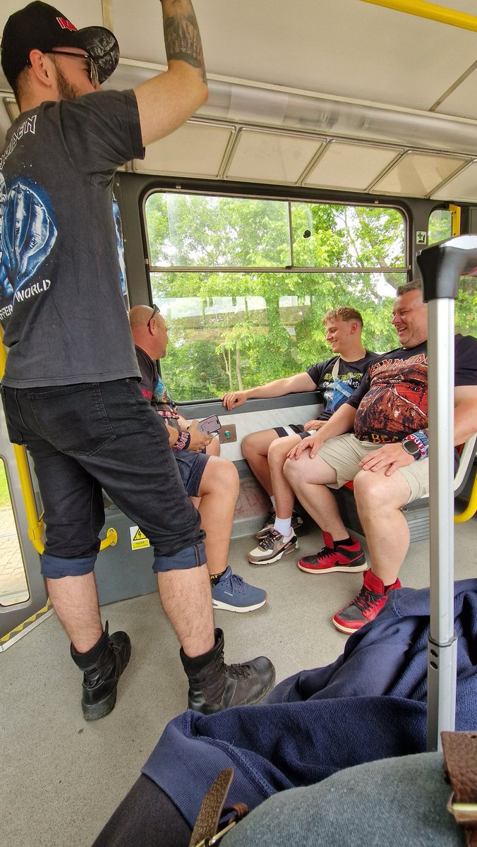 eulall's tweet image. c'est mon dernier jour a prague et je vois tout le monde avec des t-shirt iron maiden partout, tout le seum dans mon assiette