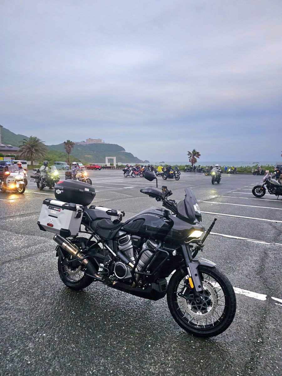 daikitiperfect's tweet photo. SSTR出走の為、日の出が昇る少し前の４時半に伊良湖岬に到着。
勝手に応援隊の皆様からパンと煎餅と応援を頂き出発！

びっくりボーナスポイントの『モネの池』は水が透け過ぎて鯉が浮かんでるみたいだった。それから白川郷の方へ！
続く。 https://t.co/iE8sgrsKdW