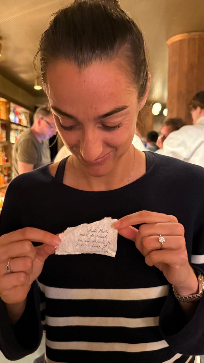 Théa, merci beaucoup pour ton petit mot 🫶🏻
J’adorerai t’inviter pour notre double de demain, (svp écris moi en DM avec le nom du restaurant pour savoir que c’est toi) ❤️

<a href="/rolandgarros/">Roland-Garros</a> <a href="/FFTennis/">FFT</a> <a href="/WTA/">wta</a>