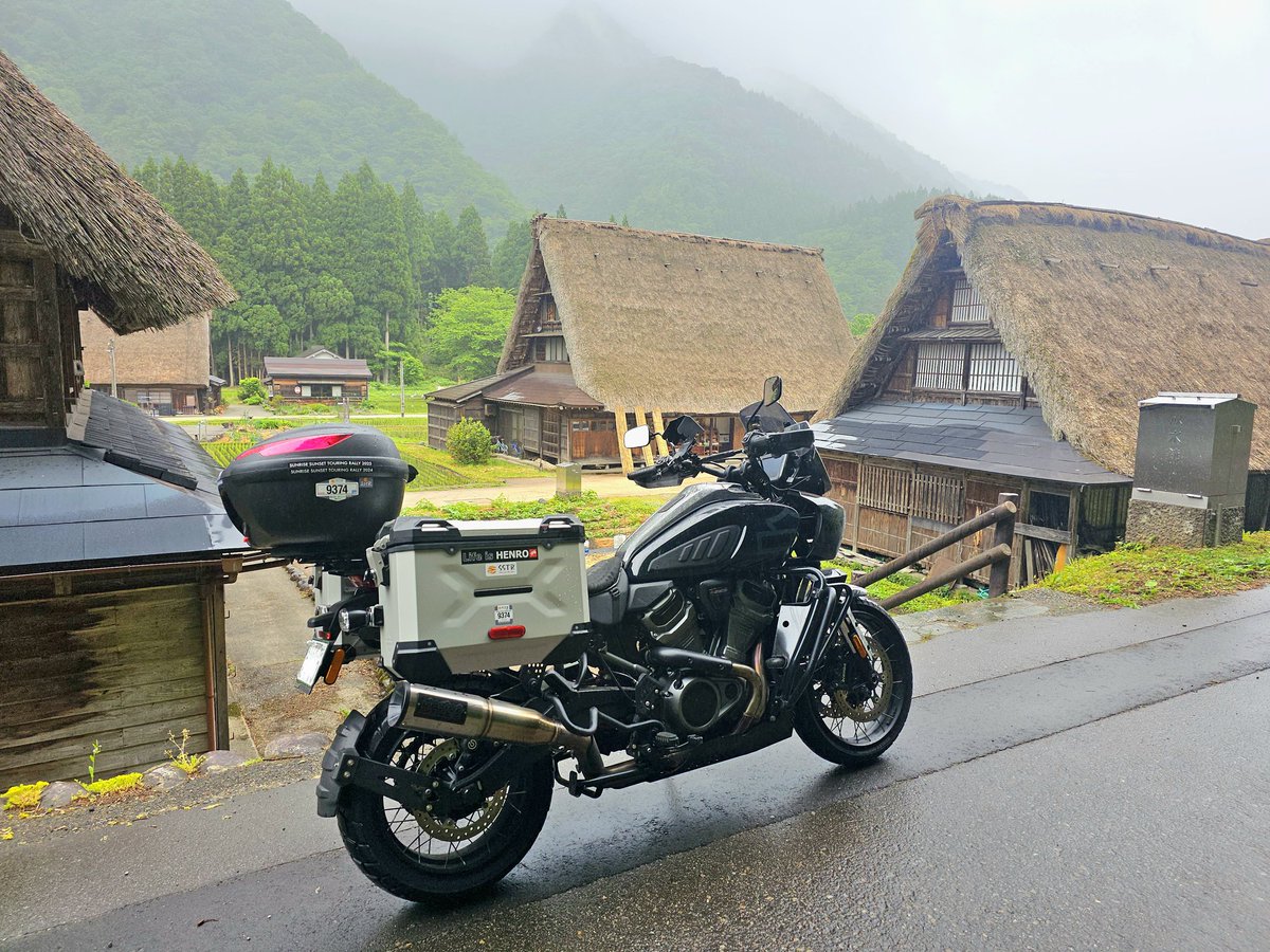 daikitiperfect's tweet photo. SSTR出走の為、日の出が昇る少し前の４時半に伊良湖岬に到着。
勝手に応援隊の皆様からパンと煎餅と応援を頂き出発！

びっくりボーナスポイントの『モネの池』は水が透け過ぎて鯉が浮かんでるみたいだった。それから白川郷の方へ！
続く。 https://t.co/iE8sgrsKdW