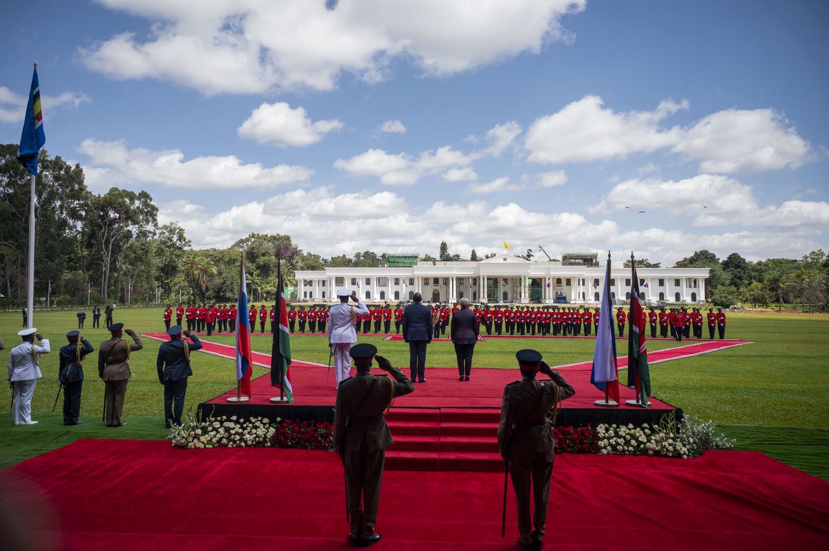 🇸🇮🇰🇪 Ob začetku državniškega obiska v Keniji sem se na dvostranskem srečanju sestala s kenijskim predsednikom <a href="/WilliamsRuto/">William Samoei Ruto, PhD</a>. Osrednje teme pogovora so bile podnebna odpornost, vloga Afrike v globalnem upravljanju in konkretni skupni projekti, med katerimi izstopa