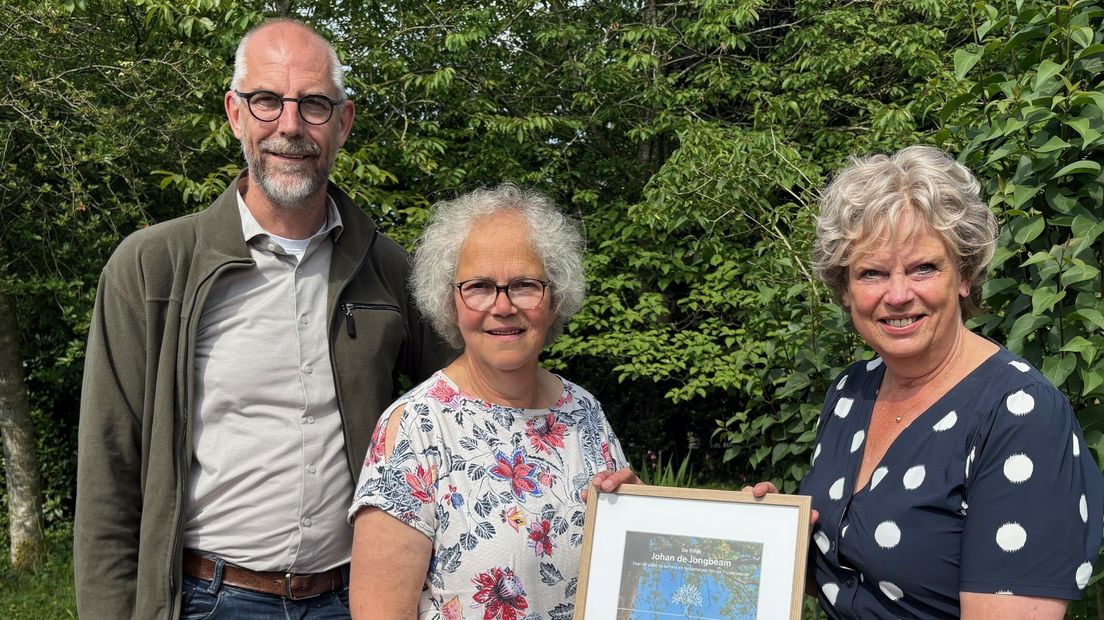 Betty Kooistra wint Johan de Jongboom vanwege haar inzet voor natuureducatie - rtvnof.nl/betty-kooistra…