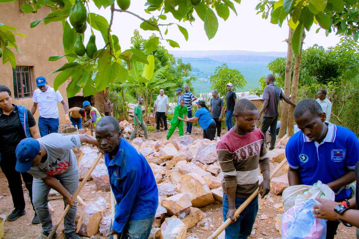 Kuri uyu wa Gatandatu, Umuganda rusange usoza Ukwezi kwa Gicurasi 2025, wabereye  mu Murenge wa Kanombe, Akagari ka Busanza, Umudugudu wa Rukore. (1)