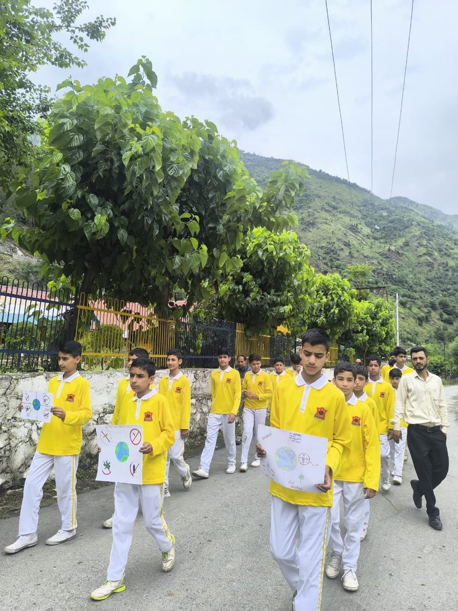 kupwarasentinel's tweet photo. #IndianArmy conducted an impactful awareness drive on #WorldNoTobaccoDay at #Tithwal. Locals, students, and teachers united in a vibrant rally, voicing their support for a healthier, drug-free tomorrow. #DrugFreeKashmir #TobaccoFree https://t.co/vHGimnYljs