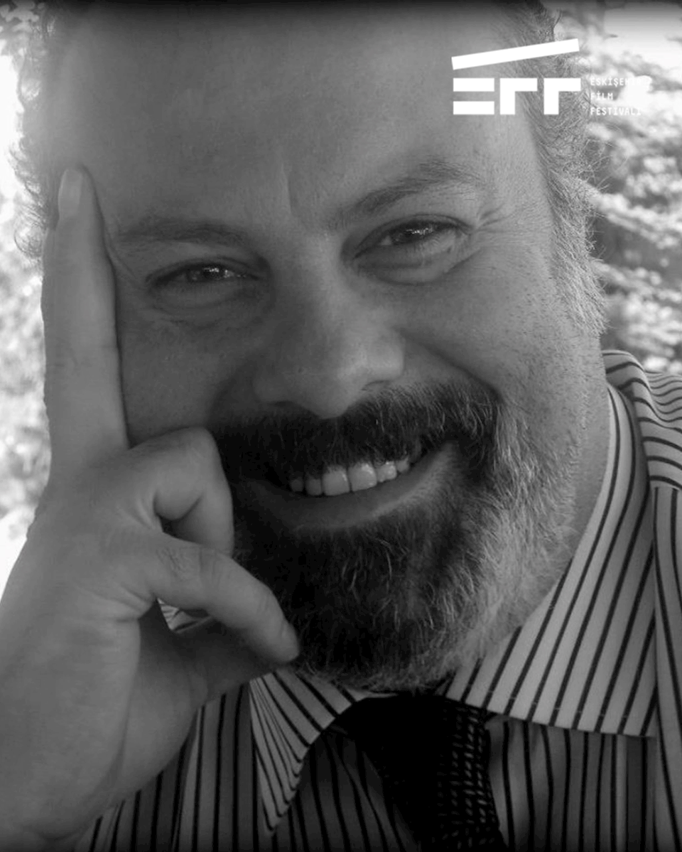 Sanatın, edebiyatın, şiirin ve estetiğin sinemayla buluştuğu yerden bize seslenen, Üniversitemizin değerli bir üyesi ve Festivalimiz kapsamında “Sinema Kültürüne Katkı Ödülleri” yarışmasının uzun yıllar jüri başkanı olan kıymetli hocamız Hakan Savaş’ı saygı ve özlemle anıyoruz.