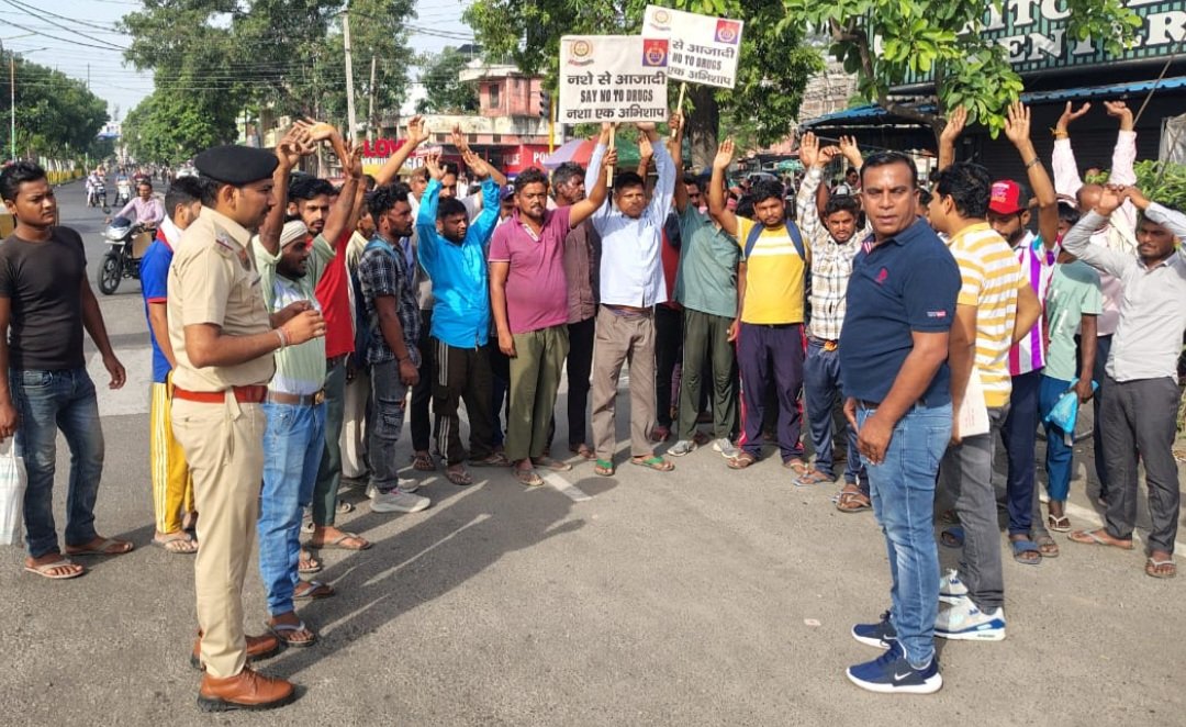 Yamunanagar Police (@policeynr) on Twitter photo "नशा मुक्त अभियान" अंतर्गत जिला पुलिस का नशे के खिलाफ जागरुकता अभियान निरंतर जारी।एंटी नारकोटिक सेल की टीम ने जागरूकता अभियान चलाकर लोगों को नशे के दुष्प्रभाव एवं बचाव बारे किया जागरूक।
<a href="/police_haryana/">Haryana Police</a>
<a href="/AdgpAmbalaRange/">IGP Ambala Range</a> "नशा मुक्त अभियान" अंतर्गत जिला पुलिस का नशे के खिलाफ जागरुकता अभियान निरंतर जारी।एंटी नारकोटिक सेल की टीम ने जागरूकता अभियान चलाकर लोगों को नशे के दुष्प्रभाव एवं बचाव बारे किया जागरूक।
<a href="/police_haryana/">Haryana Police</a>
<a href="/AdgpAmbalaRange/">IGP Ambala Range</a>