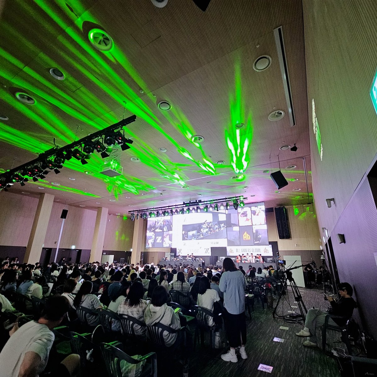 오버워치 경기 보고 왔어요~!🌟
경기보는 내내 숨 쉬는 거 까먹었습니다 선수분들 다들 좋은 경기였어요👍🏻
제홍씨... 실물영접했다... 맨앞좌석이라 너무 행복했음🥹