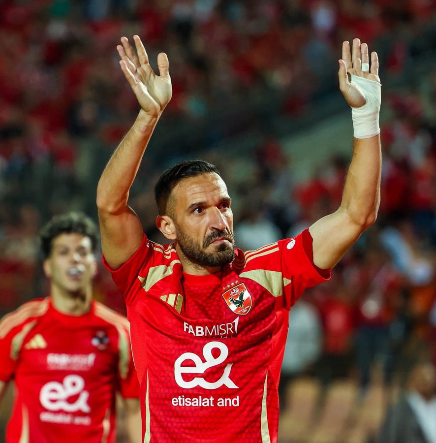 أسطورة الاهلي على معلول الذي لم يبخل بنقطه عرق في سبيل اسعاد جمهور كبير وعظيم وهو جمهور الاهلي 
كم نحبك بل ونعشقك يا علولو وكم سنفتقدك 
لكن ستبقى موجود في قلوبنا وحبك سيزيد أكثر واكثر 
نتمنى لك كل التوفيق يا اسطورتنا 
#علي_معلول