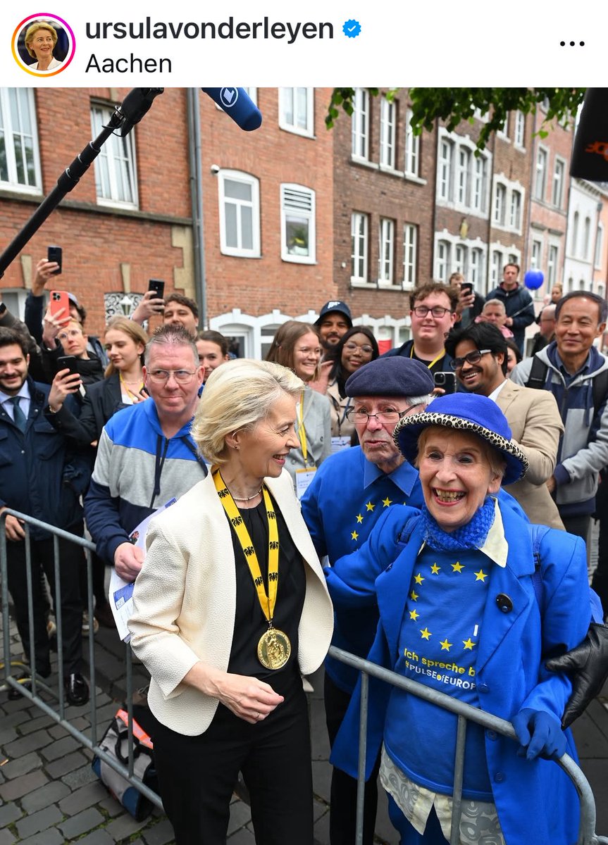 PulseofEurope's tweet photo. 🏅#Karlspreis ist wichtigste Auszeichnung für Menschen, die 🇪🇺 lieben. Für @ursulavonderleyen war es ihre „größte Ehre“ 🇪🇺❤️.
Was 🇪🇺 für sie bedeutet, sprachen #PulseofEurope-Aktive aus: Kluck & Kluck & das Glück in einer „Ehe“ mit: 🇪🇺❤️👇🏼
#EuropaDemo
#EUVision
#EUTheBlueForce https://t.co/dQ825d4iFy