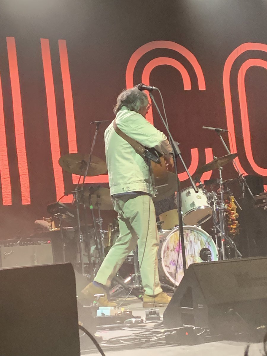 Aún no caigo q estuve a metros de la banda q me acompaña hace más de 25 años…
Una mezcla de jovatos y pibes cantando Vía Chicago
Viva Wilco!!!! Viva Jeff Tweedy!!!