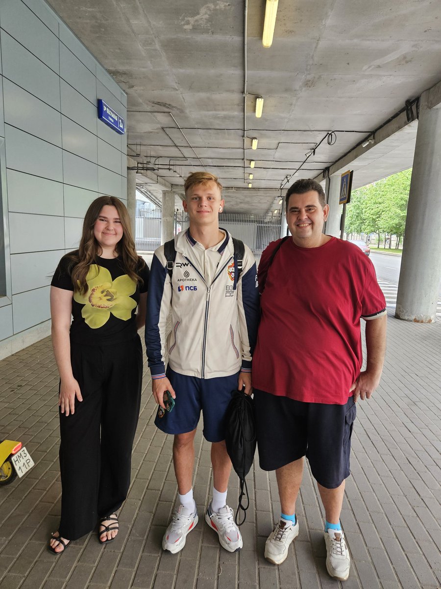 Обсудили со Славой кому завтра играть в воротах и пожелали друг другу удачи в Суперфинале кубка! Мы ЦСКА! 🔵🔴💪