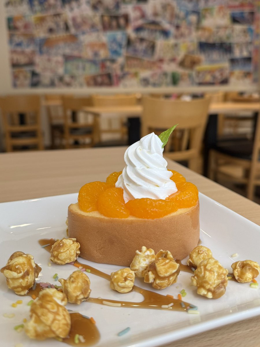akanex1017's tweet photo. この間念願のラブライブカフェに行ってきたあ♡

Aqoursのケーキ食べたよ🤤

ラブライブは神曲製造アニメですからね。最高ですよ、ほんと。全て神曲だもの。

個人的にAqoursが好きだけど、蓮ノ空女学院スクールアイドルクラブは楽曲が天才すぎる。 https://t.co/g9BNOZ4tdV