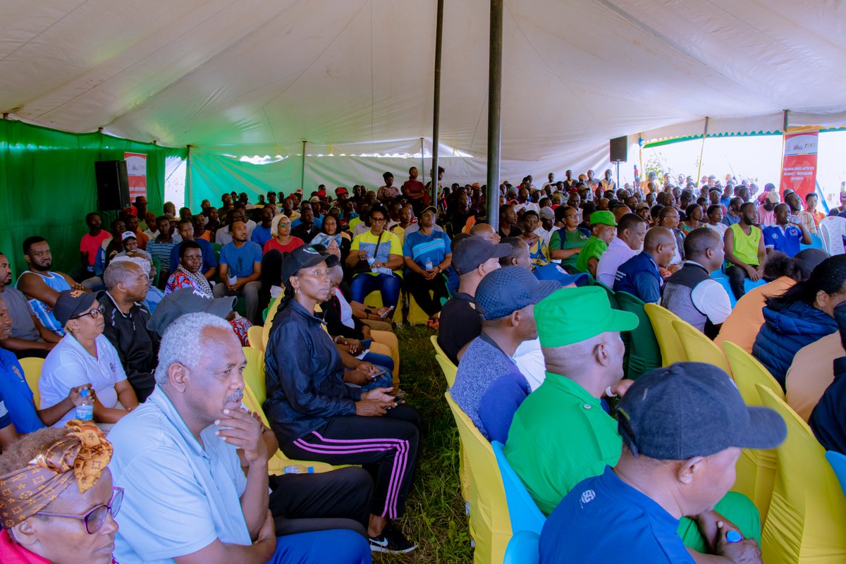 Nyuma y’umuganda abitabiriye baganiriye ku ngingo zitandukanye zirimo :

➡Gutangiza Icyumweru cyo Kurwanya Maraliya;
➡Kwisuzumisha Maraliya ndetse na Kanseri y’inkondo y’umura n’iy’ibere;
➡Uruhare rwa  “Pan-African Movement” mu kwigira kwa Afurika.(4)
