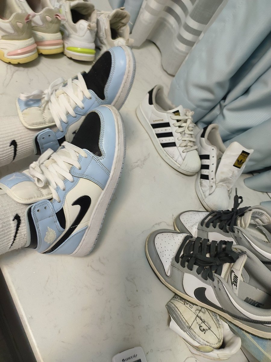 Su_Bw0's tweet photo. 蓝白黑配色的aj1很可爱啊，收回来都舍不得玩，如有需要买鞋或者进群的朋友看我主页，买鞋可以免费进内部群，鞋子价格绝对是圈子里面最便宜的，没有赚你钱，在别人那里买一双的钱能在我这里买两三双，鞋子收回来都是玩过的，妥妥的良心卖家
#玩鞋 ＃射鞋 ＃毁鞋 ＃贝壳头 ＃lo鞋   #恋物  #打胶 ＃拆鞋 https://t.co/OyGPBgW8lX