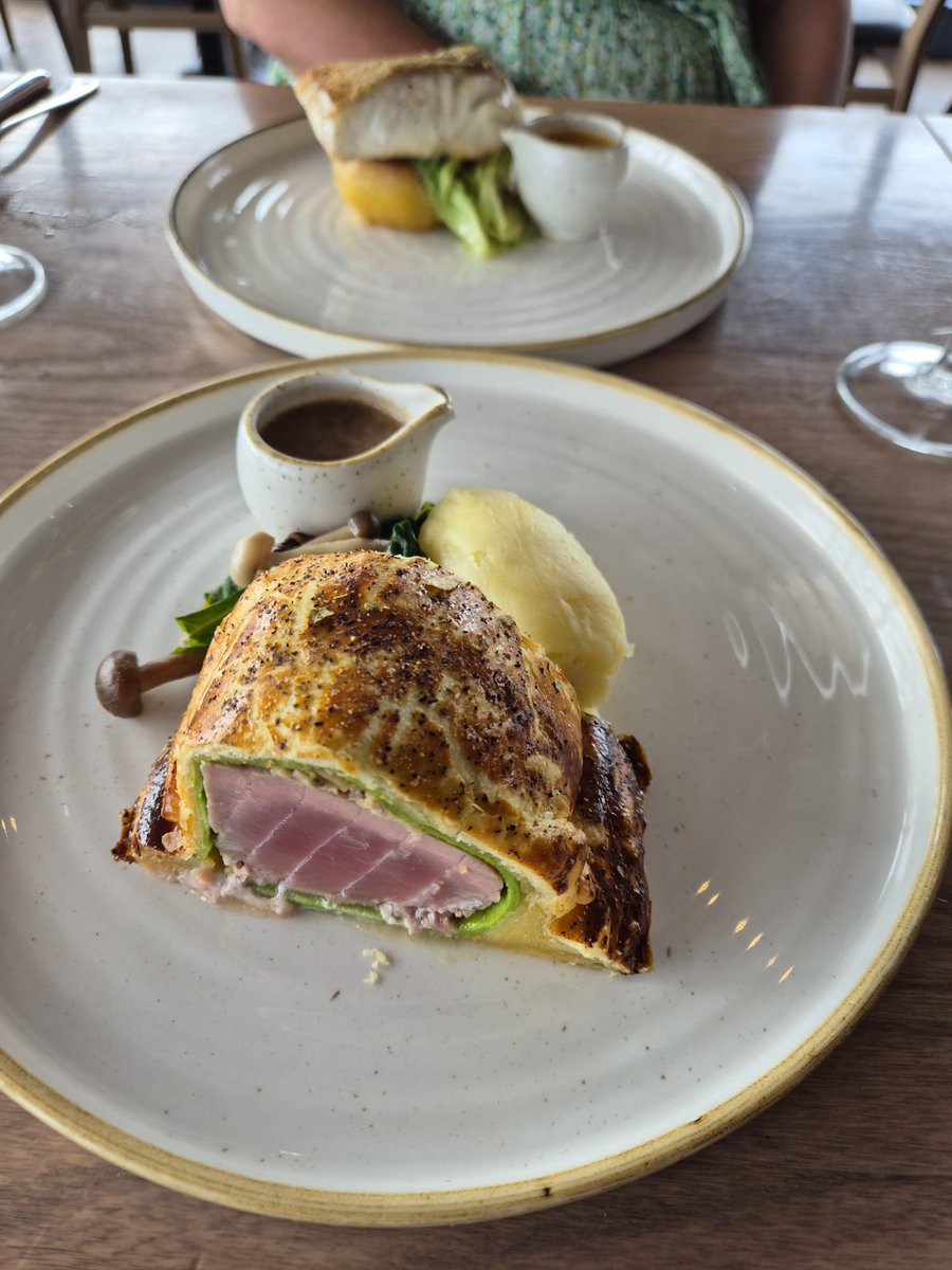 Laura Thom tweet media