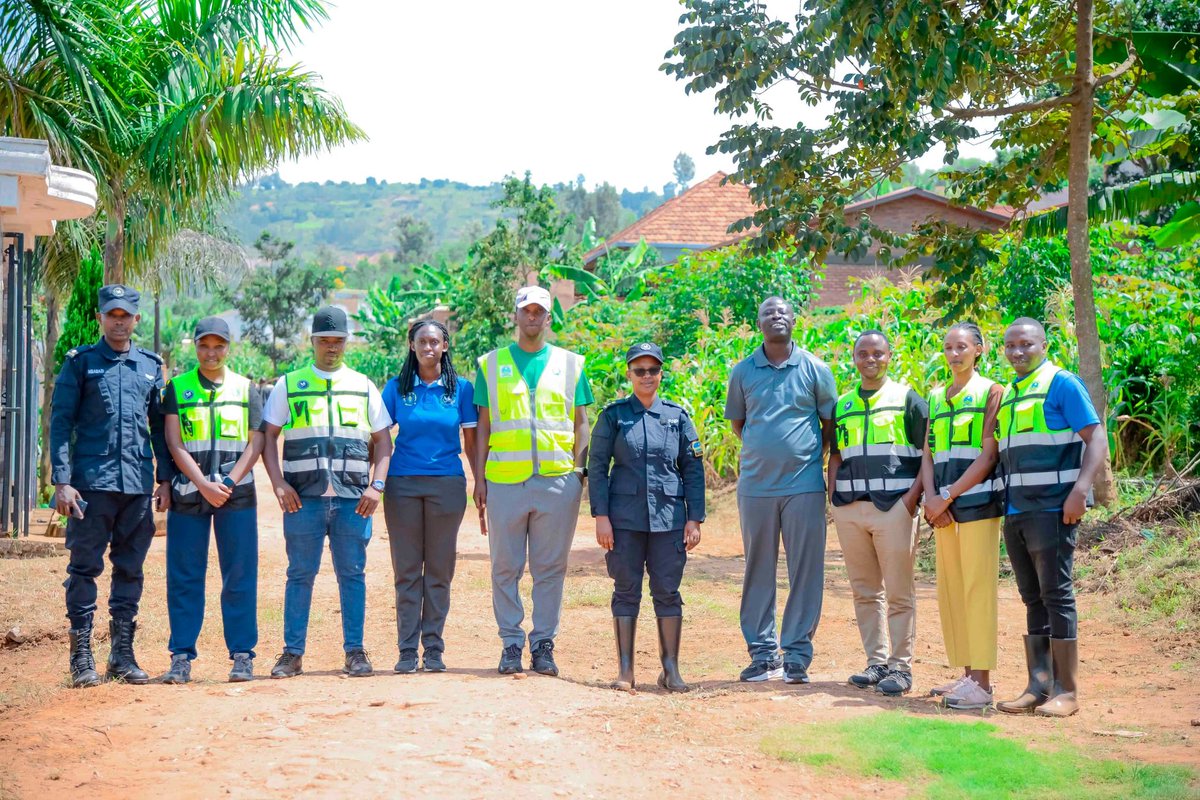 Uyu munsi Urubyiruko rw'abakorerabushake mu <a href="/CityofKigali/">City of Kigali</a>   batangije ukwezi kwibikorwa  bafite bitandukanye byo kwigisha Urubyiruko amateka yaranze igihugu  cyacu mu minsi 100 yo kwibuka Jenoside yakorewe abatutsi, bakoze umuganda w'isuku ni sukura mu karere ka <a href="/Nyarugenge/">Nyarugenge District</a>  1/2