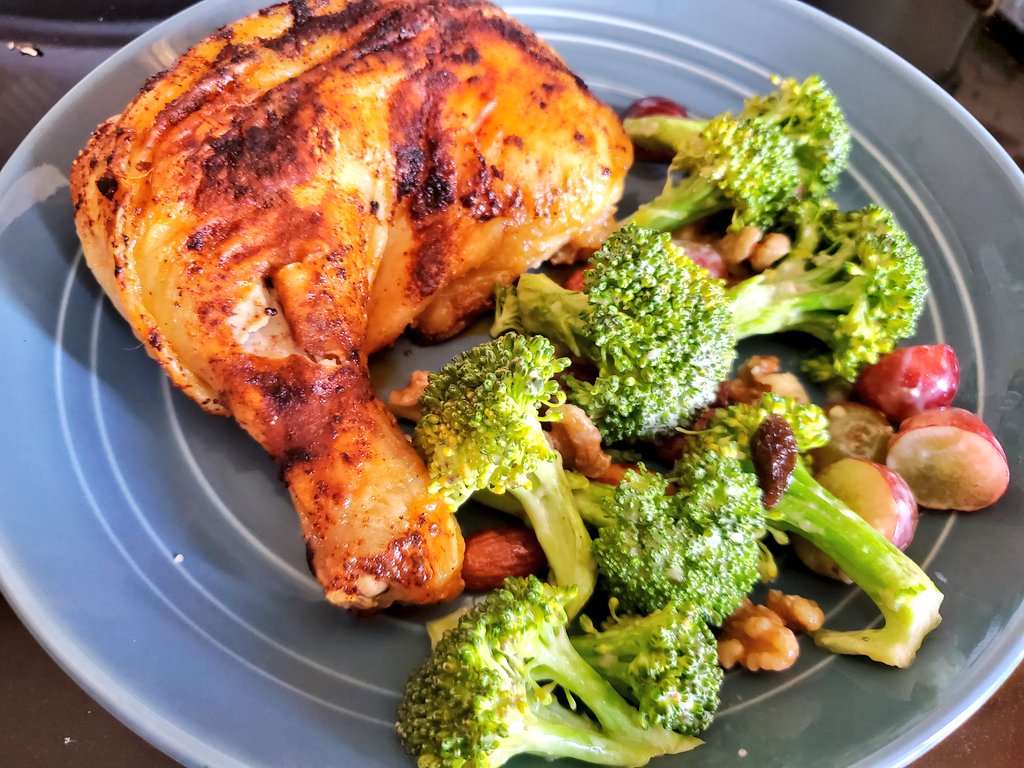 Something easy from the oven. Chicken paprika with a side of broccoli and roasted radish. Have a tasty weekend 🙏🍛🍽🤩