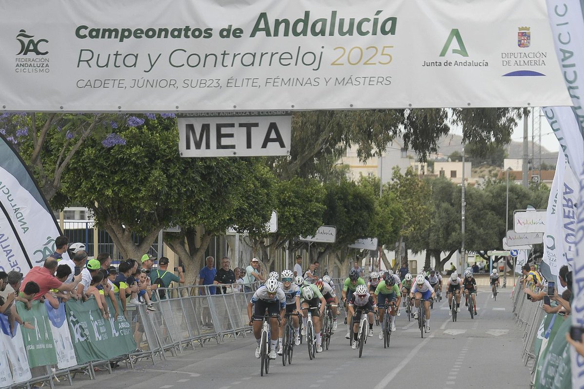 #CampeonatosAndaluciaCarretera2025 Gran triunfo para 🥇María González (Valverde Team Ricardo Fuentes), que se hace con la primera posición en la carrera de las féminas tras una volata de infarto.🙌🙌🙌

¡Bravo, chicas!👏