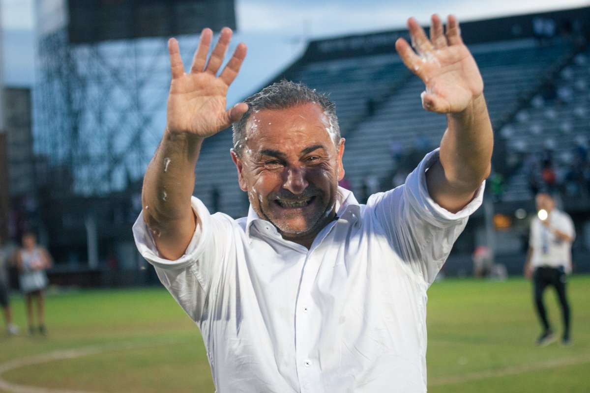 🗣️ “He hablado con algunos jugadores que no van a seguir, pero tuve que ser honesto y conversar mano a mano para que ya puedan planificar su futuro. A mí no me gusta escribir ni mandar mensajes, me gusta hablar en persona.

Como entrenador, uno tiene que tomar decisiones y eso no
