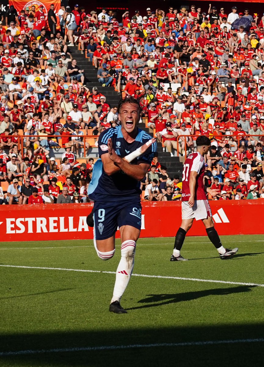 El Real Murcia aguantó, resistió, confió y atacó.

Primer tiempo esperado, con un equipo pimentonero que jugó al servicio del Nástic. Pero con toda la intención.

Apenas recibió jugadas de peligro Gazzaniga.

Flakus recibió un aparente penalti y, en la siguiente, sentenció Pedro
