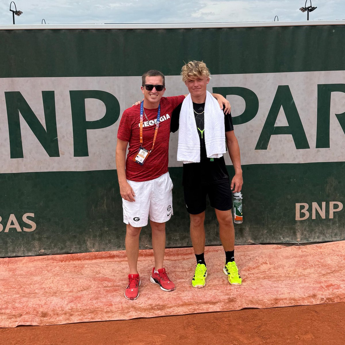 Coach Tiberti in Paris with current ATP No. 53 Tomás Etcheverry and incoming Bulldog Noah Johnston! Good luck to Noah as he starts his play at Roland Garros this week!

#GoDawgs
