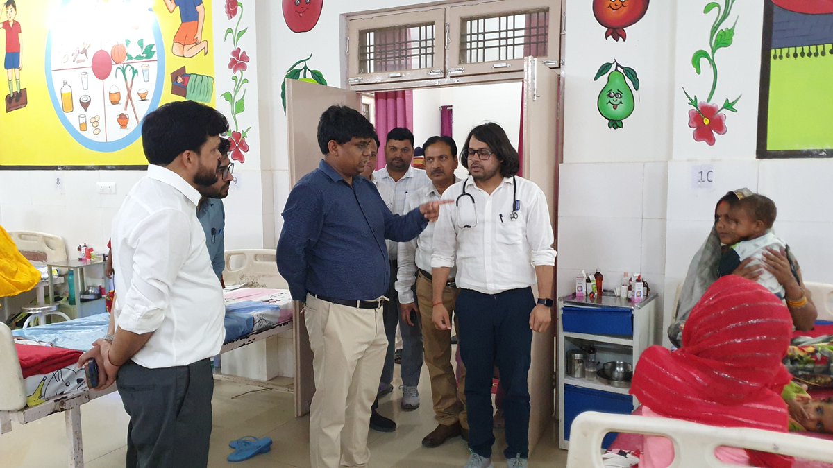 प्रमुख सचिव, खाद्य एवं रसद तथा उपभोक्ता मामले विभाग रणवीर प्रसाद जी ने संयुक्त जिला चिकित्सालय स्थित पोषण पुनर्वास केन्द्र का औचक निरीक्षण किया तथा एन0आर0सी0 वार्ड में बच्चों के परिजनों से मिलकर उनका कुशलक्षेम जाना तथा दी जा रही सुविधाओं के बारे में जानकारी ली।  <a href="/CMOfficeUP/">CM Office, GoUP</a>