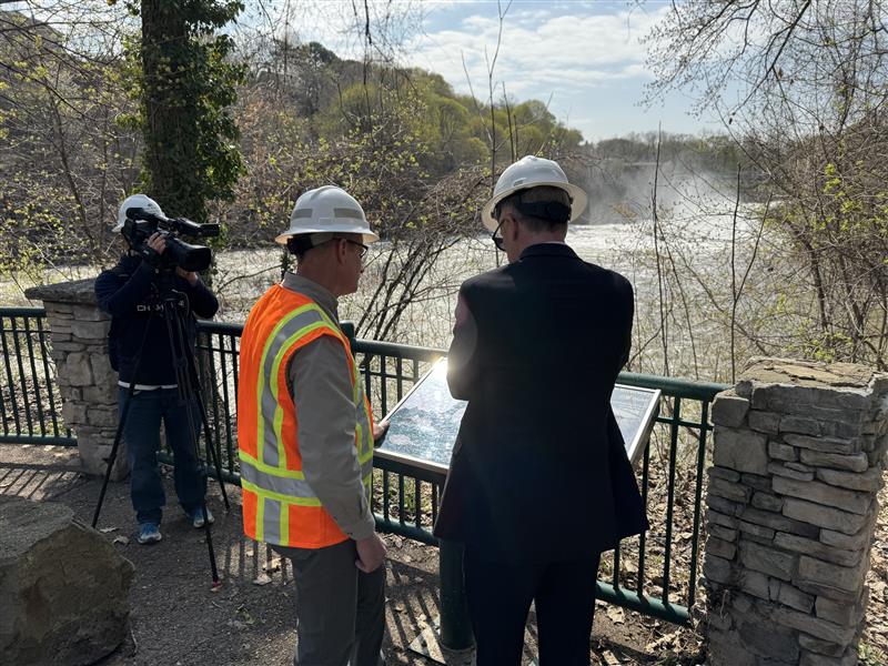 RGandE's tweet image. 🌊 We took @News8_ 's @AdamChodak on a behind-the-scenes tour of our hydro facility on the Genesee River!
💡 See how we turn flowing water into clean, reliable power for homes & businesses in Rochester.
🎥 Watch the tour: ow.ly/wgbj50W22hP