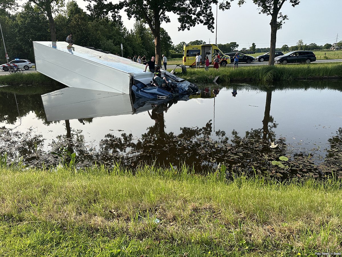 Vrachtwagen te water langs N377, chauffeur bekneld