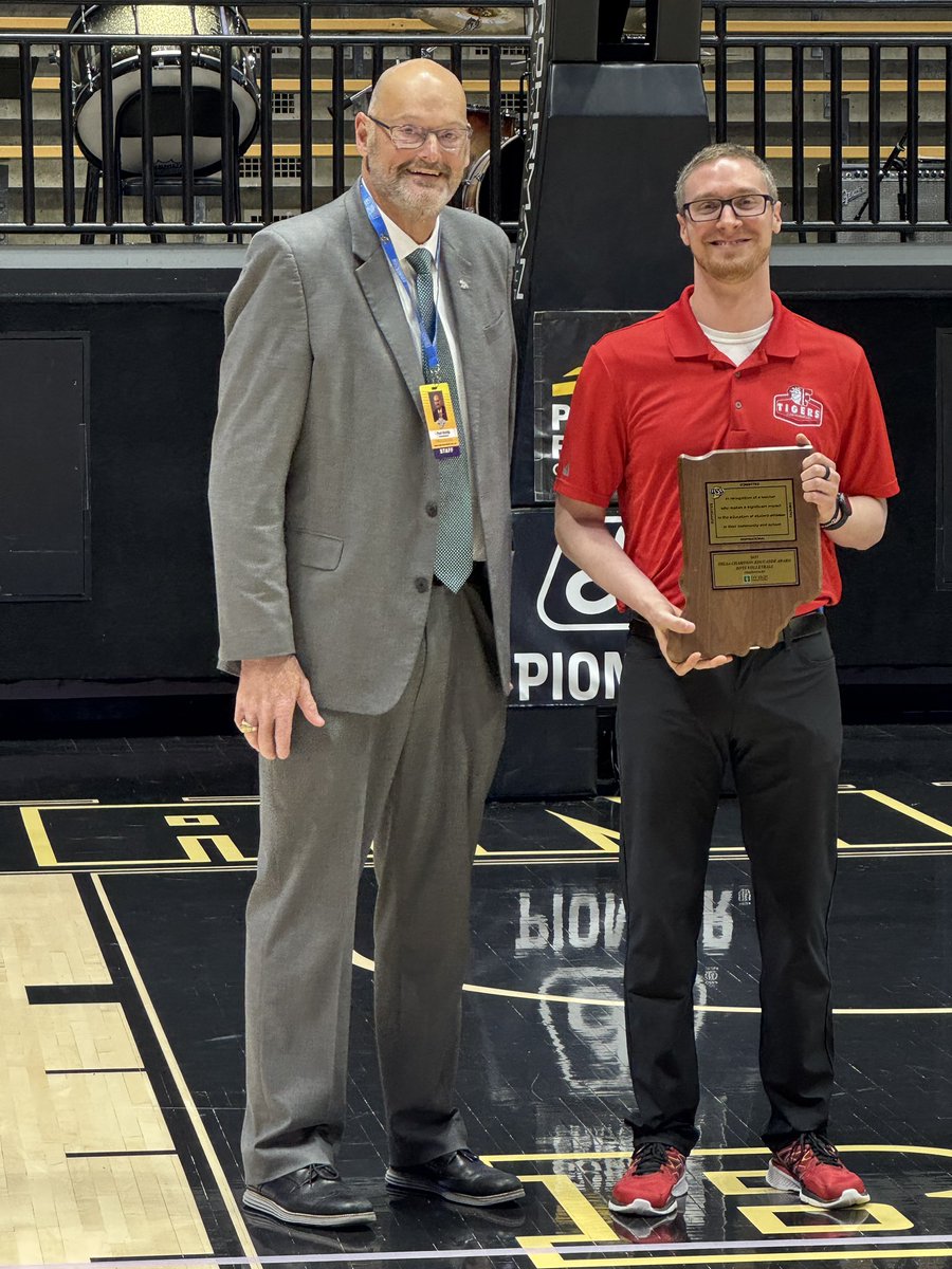 FHS Tigers Athletics (@fhstigers) on Twitter photo Tiger teacher, Jacob Kapitan, recognized as an Honorary Educator at the 2025 Volleyball State Finals. Tiger teacher, Jacob Kapitan, recognized as an Honorary Educator at the 2025 Volleyball State Finals.