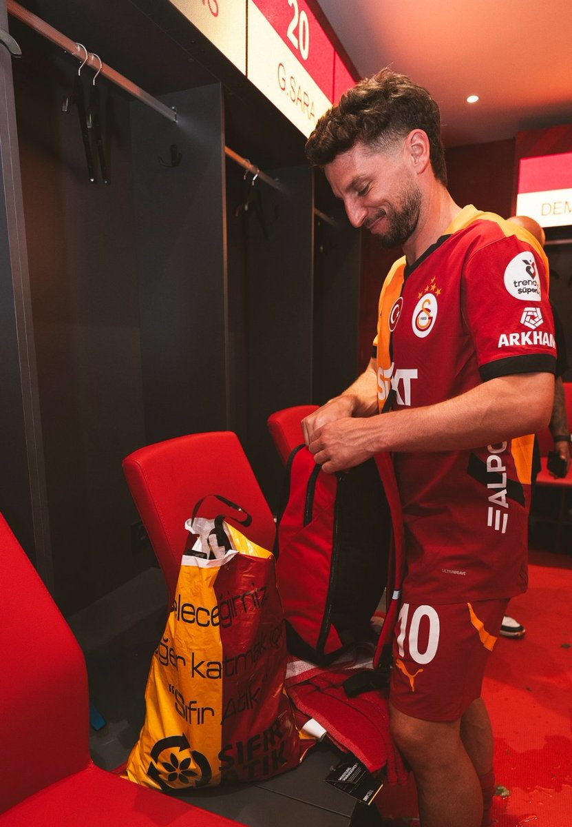 Dries Mertens, son kez soyunma odasındaki eşyalarını toplarken 📸