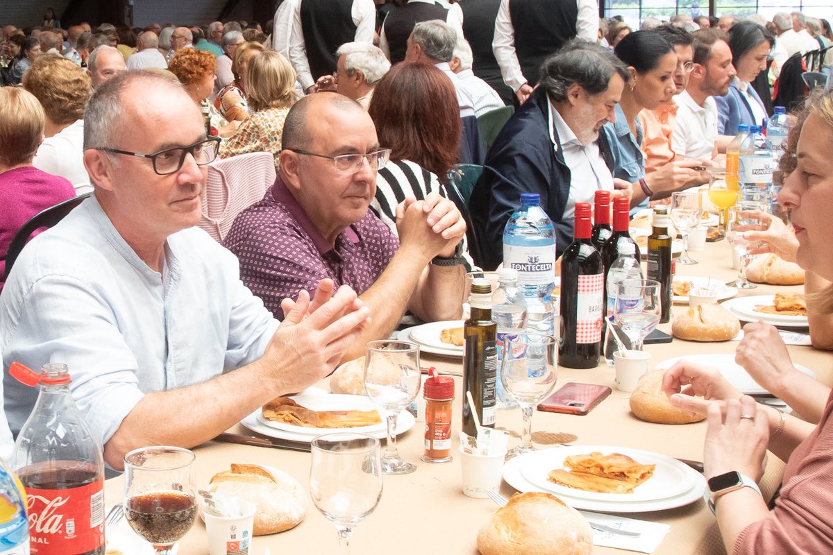 🐙O xantar das persoas maiores é unha das citas da Ascensión ás que non se pode faltar. Alí estiveron un ano máis María Rozas e Xan Duro

#Ascensión2025