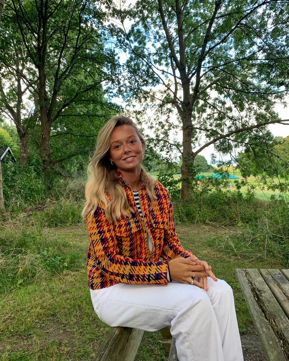 Here I am! No filters, no makeup, just me and my Saturday glow 😎

Still feeling pretty? 🤍