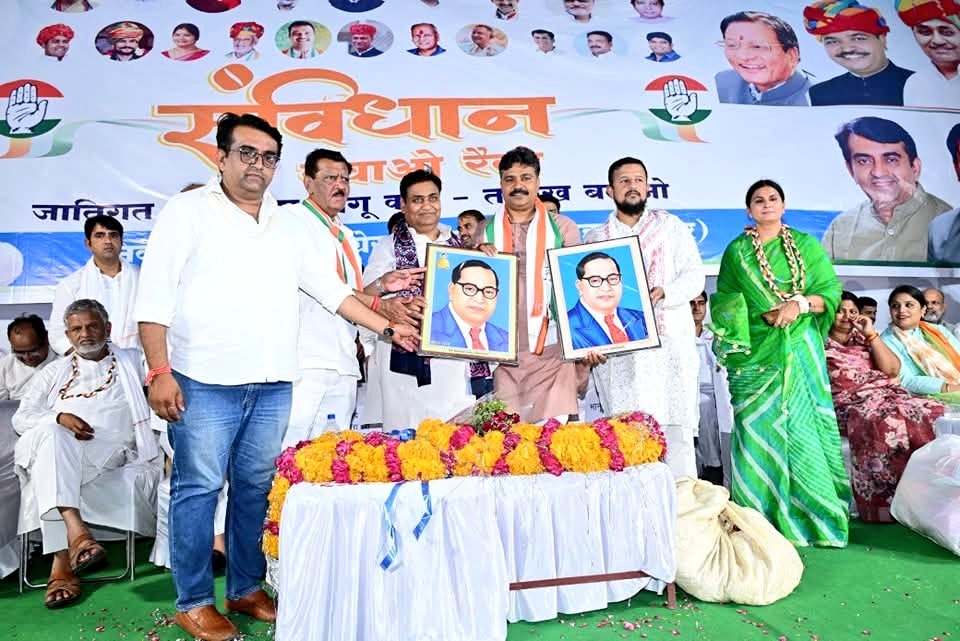 Bhanupratapkota's tweet photo. कोटा📍
जय बापू,जय भीम,जय संविधान 
संविधान बचाओ रैली केवल एक रैली नहीं थी, यह हमारे संविधान,लोकतंत्र और जन-अधिकारों की रक्षा का संकल्प था।
कोटा की जागरूक जनता,युवाओं,मातृ शक्ति और बुजुर्गो का जोश उनके चेहरे पर दिखती उम्मीद ने दिल को छू लिया l
आप सभी के सहयोग के लिए बहुत बहुत आभार https://t.co/JwOZj1MqZR