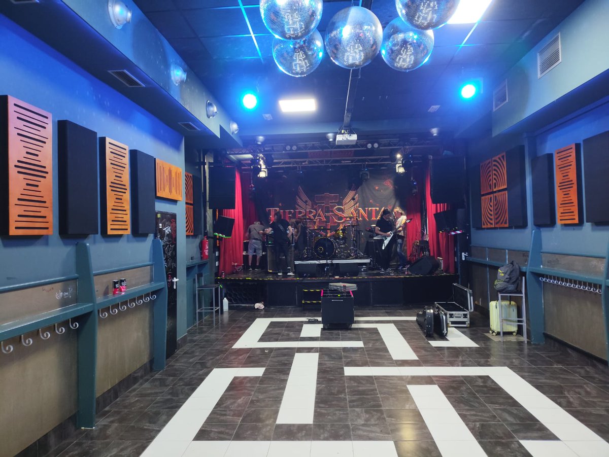 Tierra Santa (@tierrasantarock) on Twitter photo Ya en la Sala Master probando el equipo y poniéndolo a punto para esta noche en Vigo, nos vemos en un rato más #UnViajeEpicoTour <a href="/Maldito_Records/">Maldito Records</a> Ya en la Sala Master probando el equipo y poniéndolo a punto para esta noche en Vigo, nos vemos en un rato más #UnViajeEpicoTour <a href="/Maldito_Records/">Maldito Records</a>