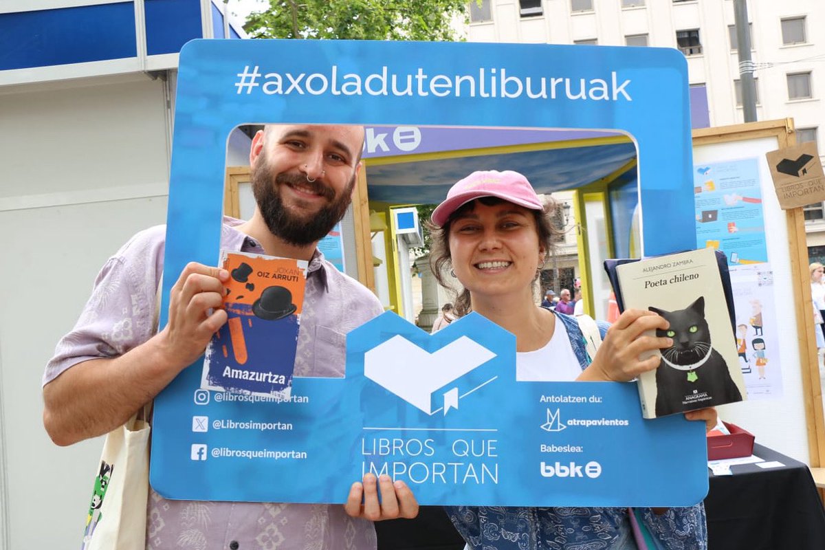 Atrapavientos's tweet image. La feria está llena de historias que cruzan miradas y manos. 🙌 

Personas que no se conocen… pero que se entienden a través de un libro. 📚

Eso es #LibrosQueImportan.

🕘 Estamos hasta las 21:00 en la caseta de @bbk_eus @librosqueimportan 
#axoladutenliburuak