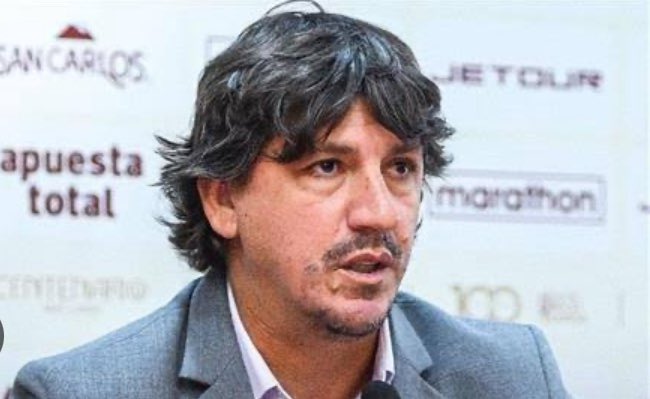 Con prudencia infinita decidí solo oír a las respetable voces que sostienen que Ferrari se va a Videna. Creo que esta vez están equivocadas.  Bajo un ejercicio plenamente lúdico hagámonos algunas  preguntas: 

Ferrari irá a Videna para sentarse a trabajar con los dirigentes de