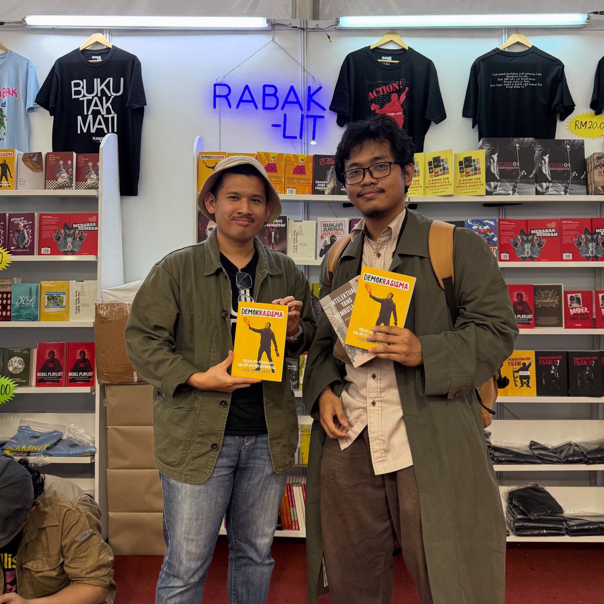 Syed Ahmad Fathi (@fathi137) on Twitter photo Terima kasih Akid datang dari Klang ke <a href="/rabaklit/">Rabak-Lit | PBAKL 25, DEPAN PINTU TR4</a> untuk mendapatkan buku Demokrasisme. Saya kagum sebenarnya sebab jaket dia lagi panjang dari jaket saya. Rupa-rupanya jaket di macam beg, ada banyak poket boleh letak banyak buku belah dalam. Rare. Terima kasih Akid datang dari Klang ke <a href="/rabaklit/">Rabak-Lit | PBAKL 25, DEPAN PINTU TR4</a> untuk mendapatkan buku Demokrasisme. Saya kagum sebenarnya sebab jaket dia lagi panjang dari jaket saya. Rupa-rupanya jaket di macam beg, ada banyak poket boleh letak banyak buku belah dalam. Rare.