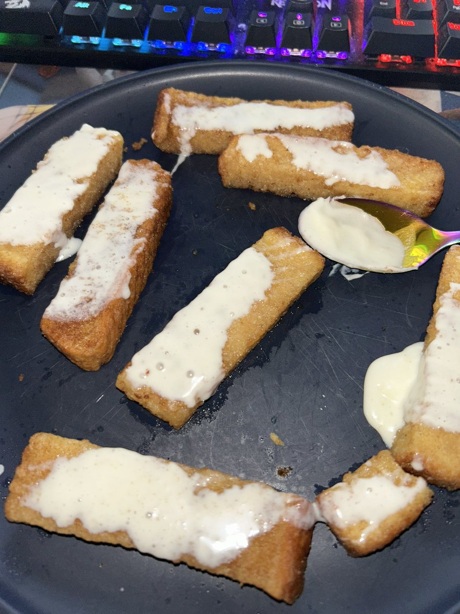 dukeoled's tweet photo. French toast sticks with vanilla frosting https://t.co/SEBraRAvqL