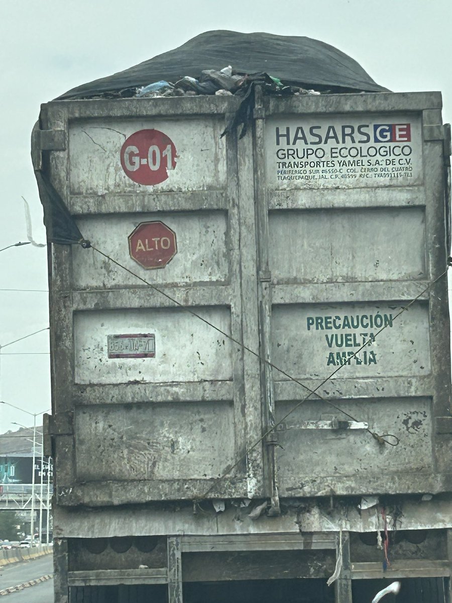 Nata_optics's tweet photo. @Trafico_ZMG este carro está botando basura por todo el periférico siendo de gran peligro para los conductores causando que uno de ellos frenara súbitamente https://t.co/w2BaB3YYhd