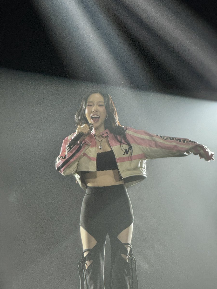 rabbithann's tweet photo. วันนี้อยู่ในหลุมคือคอมพลีสเเล้วอ่ะ ค่าบัตรเท่าไหร่พี่เเทยอนจัดให้หมด เเล้วคือโบกเเท่งไฟไปร้องไปนำ้ตาก็คลอ เเล้วความขี้เเกล้งอ่ะลืมร้องเพลงจะบ้าาา55555 https://t.co/YpcbFpxVhQ