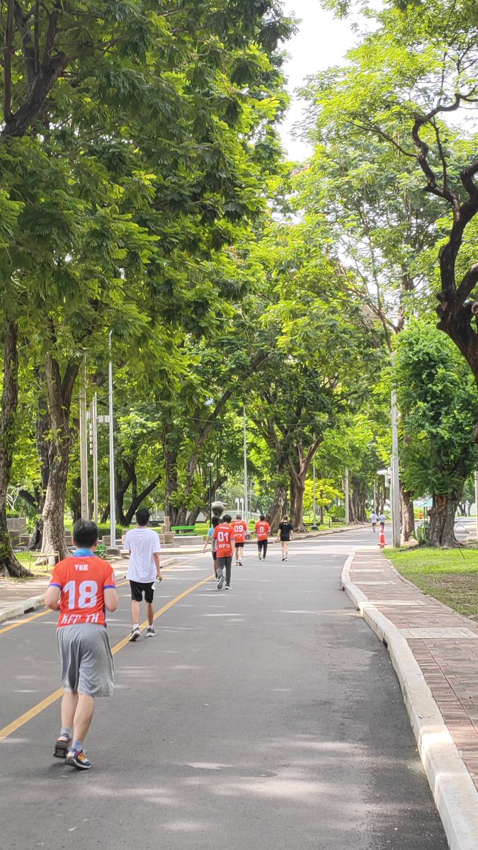 diesel_02's tweet photo. Today run was very funnnnnn🐔🔥
Feel so nice to run and had a talk with lovely friends🥰
#KFPChickenRun https://t.co/vVEdLh1zzr