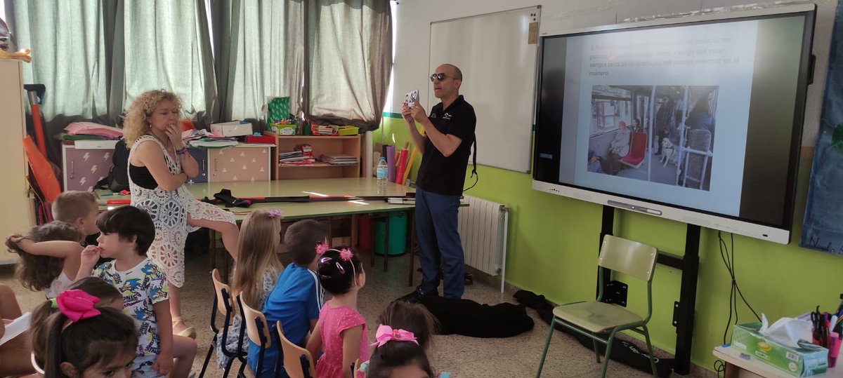 Hola Amigos, ayer viernes nuestro compañero Miguel angel con su perrita #Molly estuvieron en el colegio de el puntal #MurciaRealizandoUnaCharlaDeConcienciaciónSocialSobre #PerrosGuíaALosAlumnosYTambiénALosProfesores.

AdjuntamosFotosDelEvento.