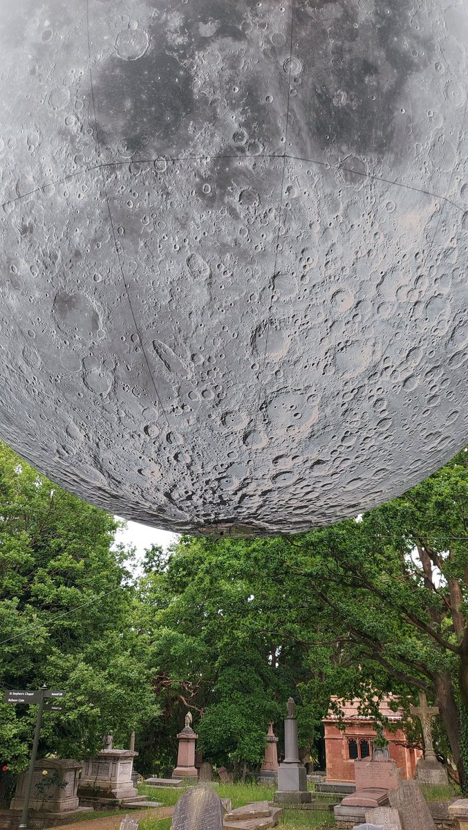 The moon, she is waiting for you in <a href="/WNCemetery/">West Norwood Cemetery</a> - last entry 10pm tonight