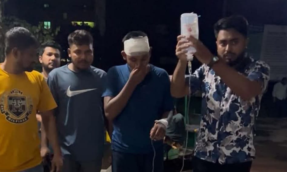 ভৈরব রেলসেতুর কাছে ট্রেনের ছাদে ছিনতাই: আহত যাত্রীকে উদ্ধার করল ‘ঐক্যবদ্ধ আশুগঞ্জ’