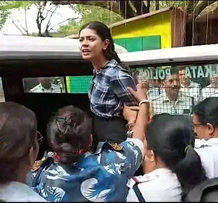 #आश्चर्यजनक 👇
जब पंजाब पुलिस #दिल्ली_भाजपा_नेता_तेजिंदर_बग्गा को  गिरफ्तार करने दिल्ली गई तो दिल्ली पुलिस और हरियाणा पुलिस ने सयुक्त रूप से उसे असफल कर दिया वह बेरंग खाली हाथ लौट गई

वही दूसरी तरफ बंगाल की पुलिस दिल्ली में आकर एक लड़की को गिरफ्तार कर लेती है 
#ReleaseSharmistha