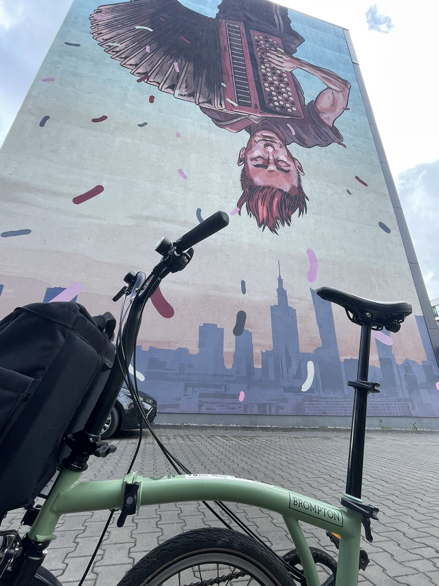 MojeDna's tweet photo. Brompton Day 7 – Świat stanął na głowie 
Kiedy jednym ruchem możesz zmienić swoje podejście do transportu w mieście . Poczuj to na  Brompton który zmieni reguły gry 
#brompton #bikecity #foldingbike #murale #mojedna #roweremdopracy #alerower  @alerower.pl  #platna współpraca https://t.co/HOQNiFUwzo