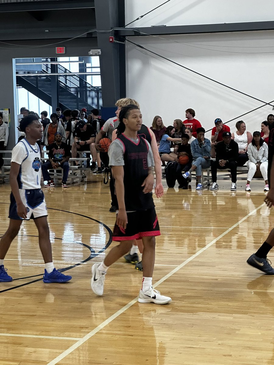 🔥 Infinite Amen-Ra (2028) showing his talent once again with 12 pts in the game for Triple Threat Hoops! Smooth finisher around the rim, plays with serious pace and poise. 🚀🏀  #BIGSHOTS #VABEACHJAM